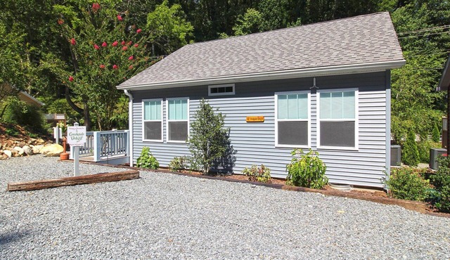 Creekside Delight Beautifully Equipped Creekside Cottage