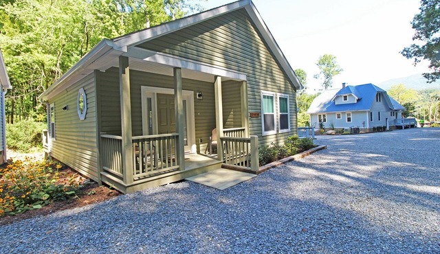 Cuddle Cove Modern, Creekside Home right by the Heart of Bryson City