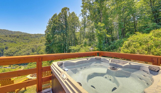 Deck & Fire Pit! Mtn Escape, 12 Mi to Asheville in Leicester