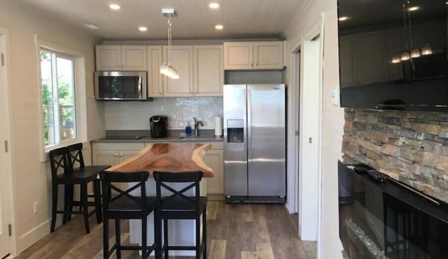 del Sol Waterfront 4 Person Cottage with Private Hottub nn in Lansdowne