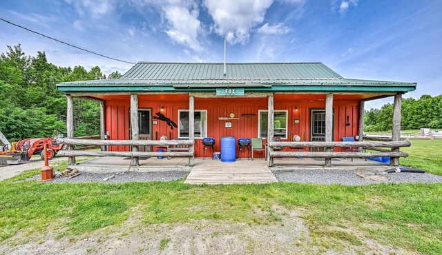 Delightful cabin with WiFi in charming Solon, 12 beds