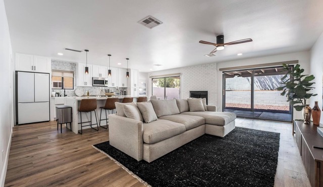 Desert Vibes - Stylish 3BR Near Strip & Airport