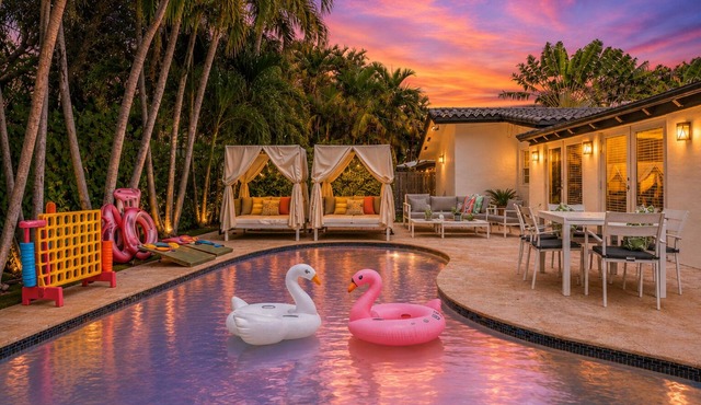 Designer 4BR Villa Pool 30 min to WC Stadium