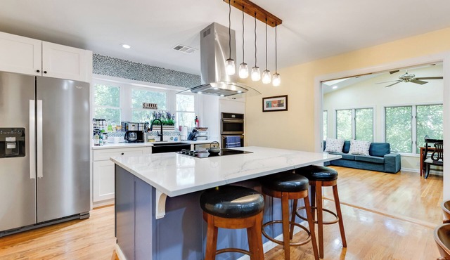 Dew Drop Inn | 4BR Retreat | Lakeside | Hot Tub in Quinton