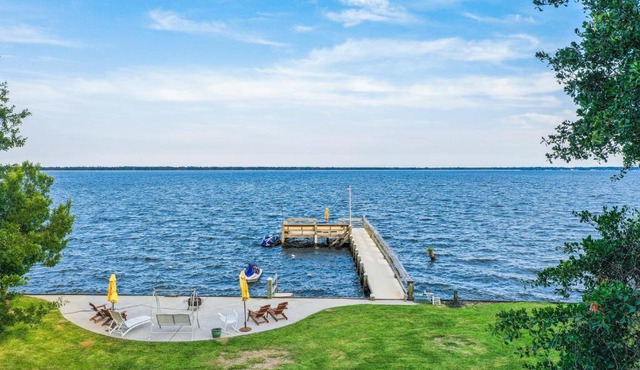 Dock & Fire Pit: Lakefront Bonneau Home! in Bonneau