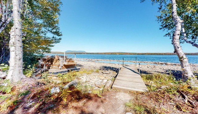Dog-Friendly Secluded Lakefront Log Cabin with Rustic Atmosphere, Free WiFi