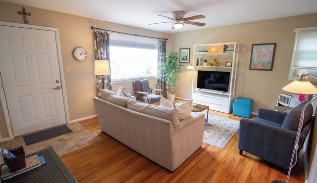 Downtown 1950s Classic with Pikes Peak Views- Upper Unit
