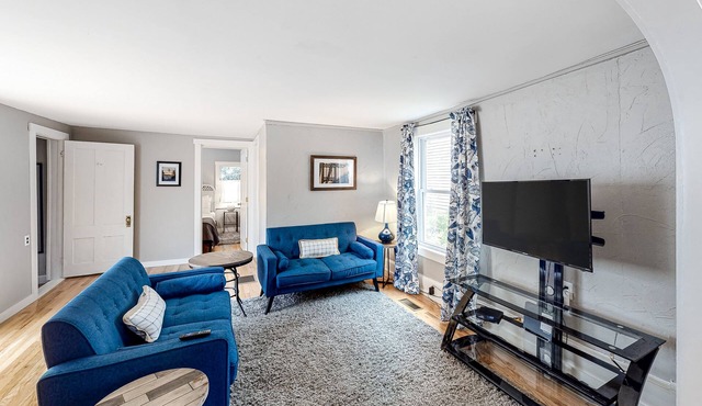 Downtown Getaway w/Full Kitchen & Furnished Porch - Walk to the Beach/Harbor in Castine