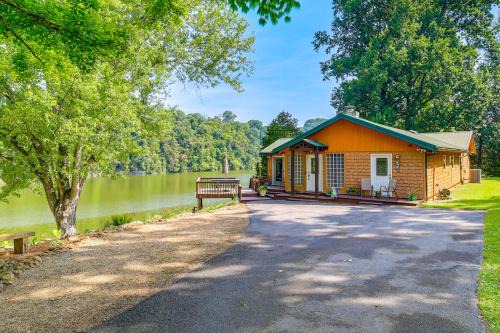 'Duck and Bug's Cabin' on Boone Lake w/Boat Dock!