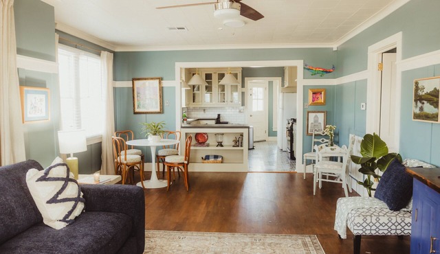 Easy walk to UL, Downtown, Girard park, and multiple music venues. Pet friendly!