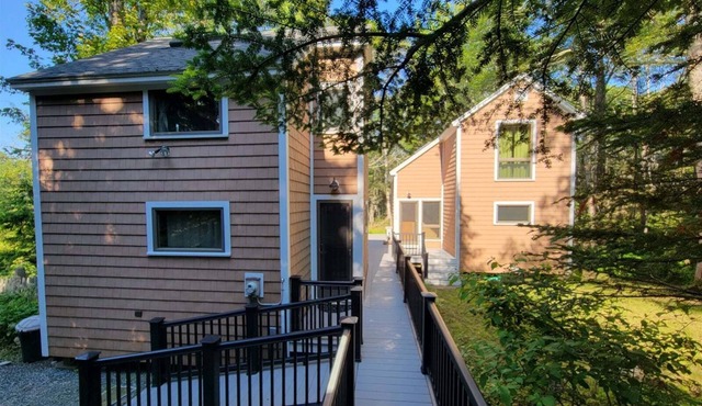 Ebb And Flow: Spacious 4-bedroom cabin in Boothbay with stunning waterfront views.