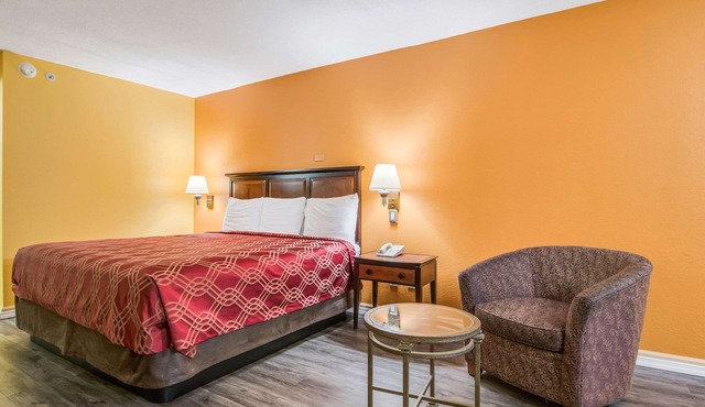 Econo Lodge At Six Flags