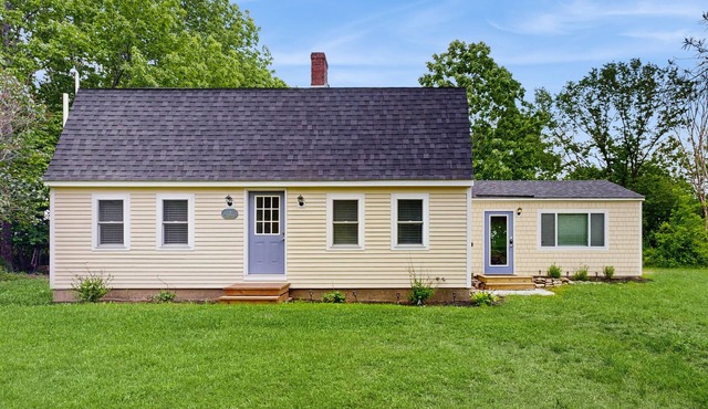 Elegant home with a cozy living area, Wifi, backyard, and washer/dryer