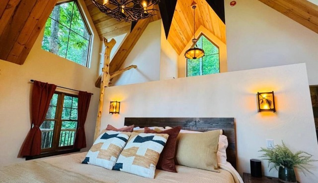 Elk & Embers Mountain Hideaway in Waynesville