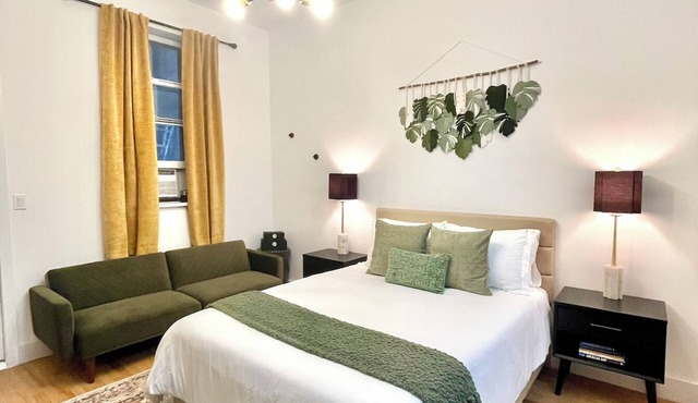 Emerald Haus - East Village Gem - Sleeps 3