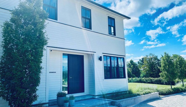 Enjoy a bespoke modern farmhouse with Bruce Trail hiking 2 min from Devils Glen! in Duntroon