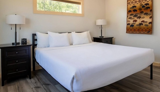 Enjoy Stunning Views Across the Columbia River! 3 Relaxing Cabins, Outdoor Pool in Boardman