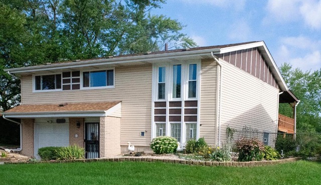 Executive Family Home in quiet Culdesac in Hazel Crest