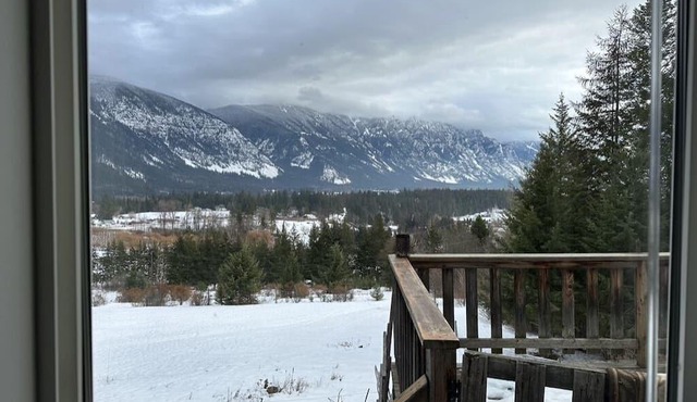 Expansive valley and mountain views in Creston