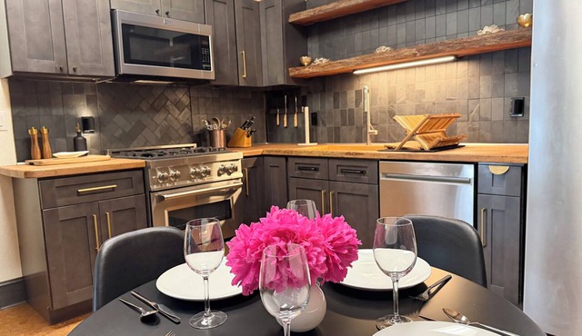 Experience the charm of Manteo from this inviting 2 bedroom apartment.
