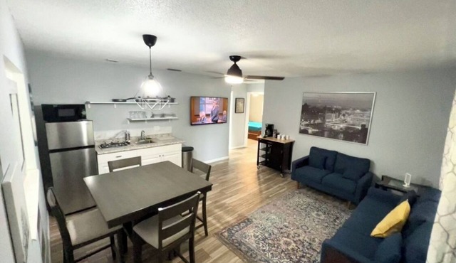 Family-Friendly 2BR Near LEGOLAND with Parking