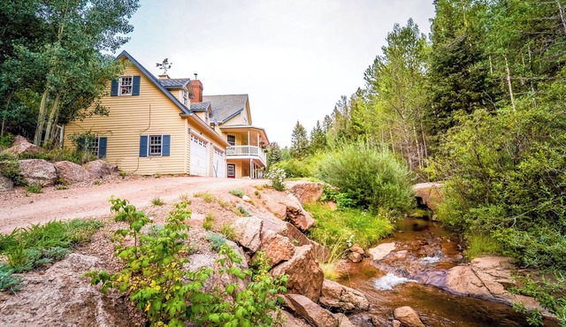 Family Friendly house on the creek at Valley Glen