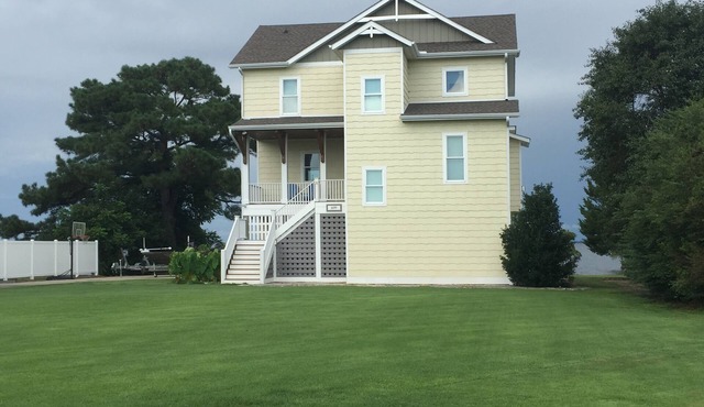 Fantastic WATERFRONT house with BEAUTIFUL VIEWS OF THE ALBEMARLE SOUND. Relaxing