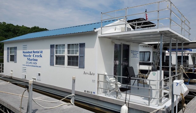Floating Cabin at Steele Creek Marina-CAN NOT BE DRIVEN