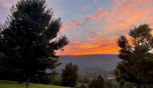 Free Ruby Falls Ticket & More -Large 4BR/3BA-3 acres- Cloudland Canyon, Chattanooga-Lookout Mountain in Chickamauga
