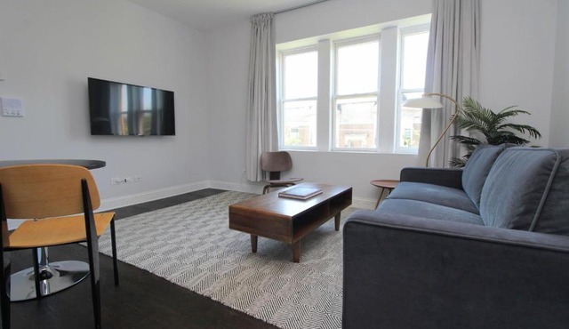 FRONTDESK Updated 2 BR Apt with Full Kitchen in Chicago