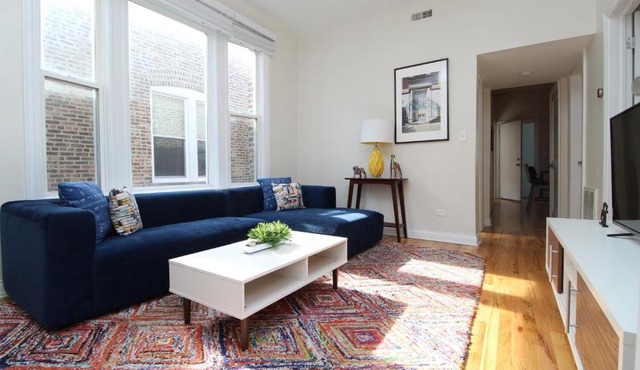 FRONTDESK Wicker Park 2 BR Apt with Laundry in Chicago