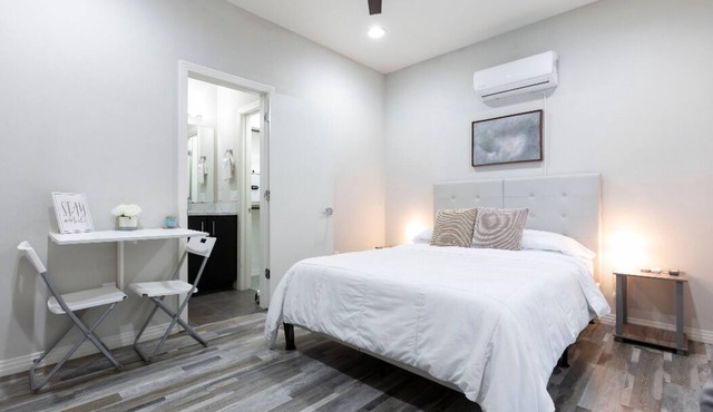 Fully stocked, Modern & Cosy Studio with Patio. Best Location! Walk Everywhere! in Houston