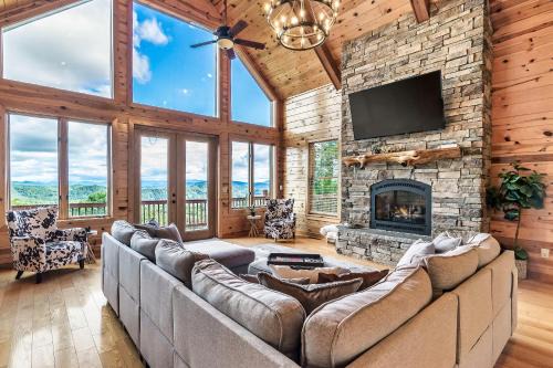 Game Rooms + Views: Spacious Mtn Cabin in Murphy! in Murphy