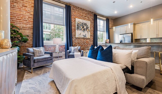 ✨GLAM MEETS DOWNTOWN HISTORIC CHARMER✨Spacious Corner Condo with Sleeper Sofa | The Stella