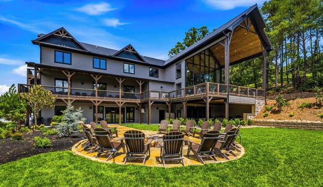Grand Forge Lodge - 16 Bedrooms in the MIDDLE of Pigeon Forge! Loaded!