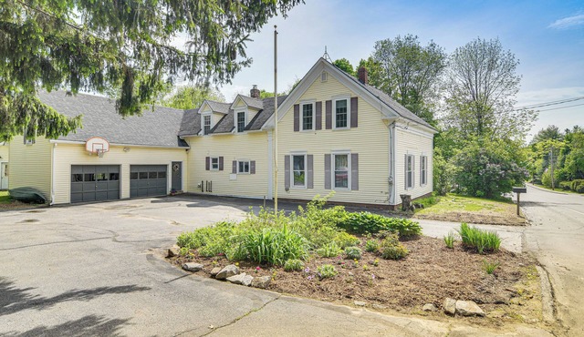 Great for Groups! Spacious Wilton Getaway w/Deck
