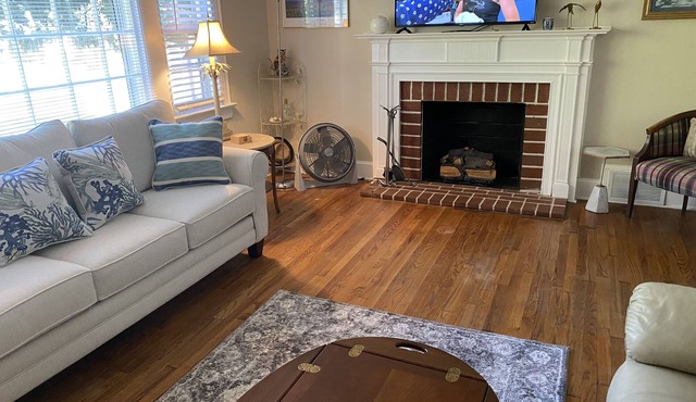 Greenville Classic House. 4 bdrm, 3 bath. Walk to Ecu sporting events. Dogs ok