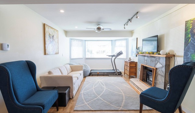 Ground Level 1 Bedroom Suite in Langley. Full Kitchen. Near golf, and shopping. in Langley Township