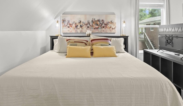 Guest House Studio + Bonus Space - 30Days+ Ok! King Bed, Fast Wi-fi, Quiet Area!