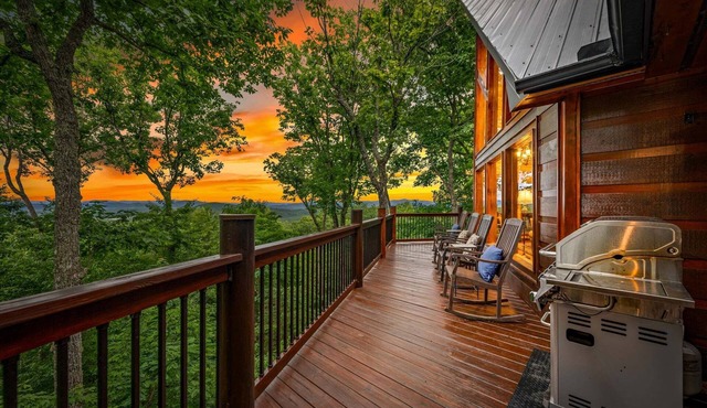 Heaven's Doorstep - Mountain-view cabin with hot tub, game room, and 4 bedrooms