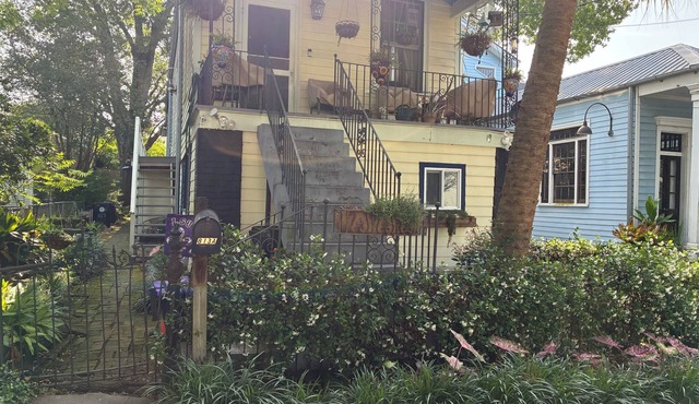 Hey foodies 1-BR apt on restaurant row. Wheelchair accessible and pets welcome!