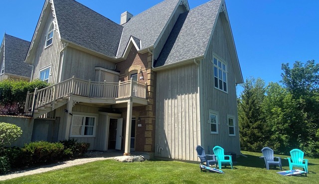 Hidden Gem! Amazing end unit town home in 124