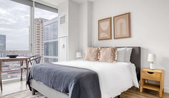 Hip South Loop Studio w/Lounge, Pool & Gym nr Grant Park, by Blueground in Chicago