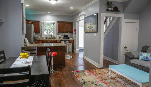 Historic Coastal Haven- Pet Friendly Fast Wi-Fi