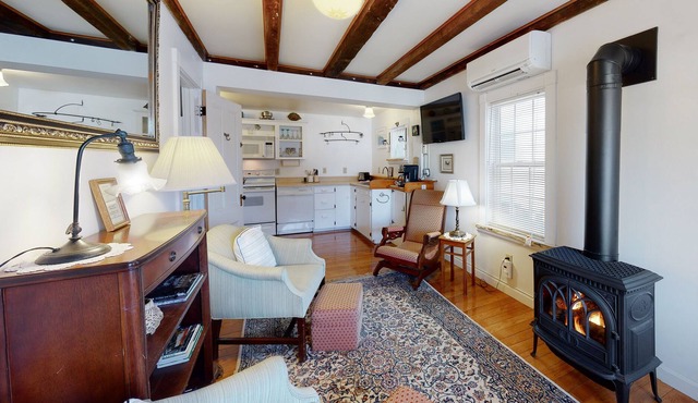 Historic Cottage with Fast WiFi, Full Kitchen, & Private W/D - Walk into Town