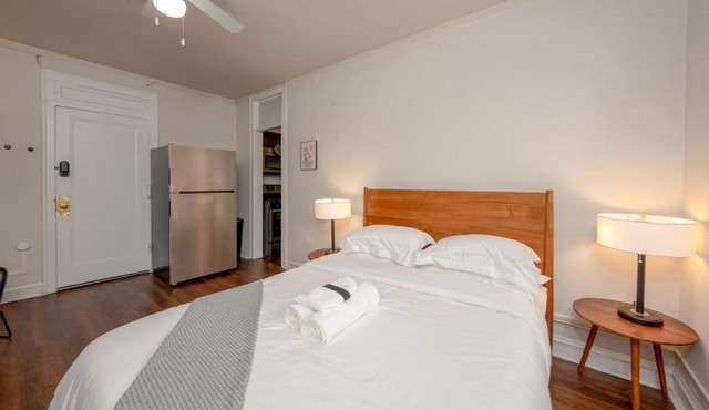 Historic HP Studio with Fast Transit to UChicago & DT by Zen Rentals in Chicago