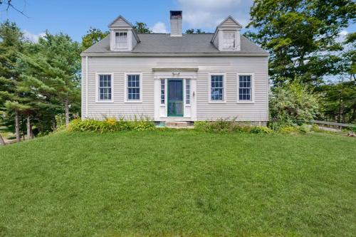Historic riverfront home with boathouse & private dock - dogs OK