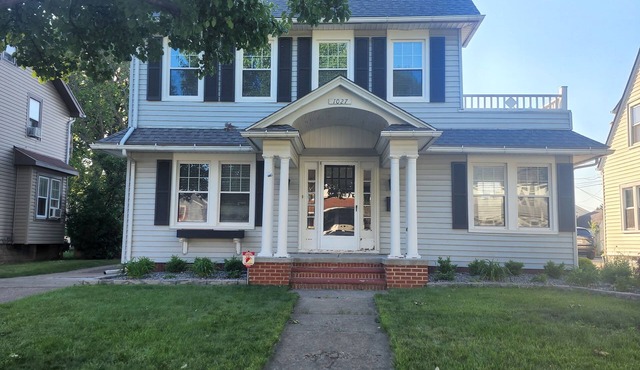 Historical 6 bed home, game room, short walk to beach & harbor lighthouse views.