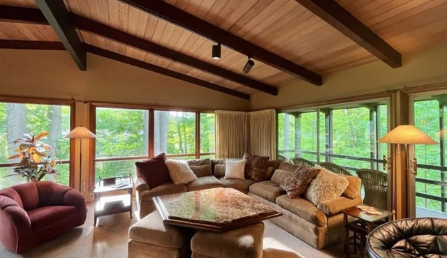 Iconic Mid-Mod West Akron Home Amazing Location! in Akron