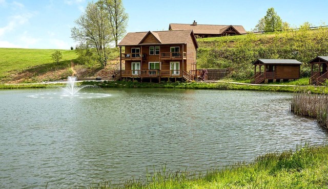 Incredible Waterfront Cabin for a Peaceful Family Getaway near Purlear, North Carolina